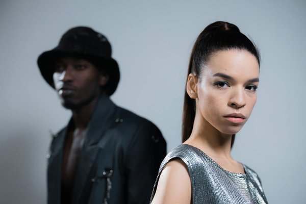 Illuminez vos tenues monochromes : le guide incontournable des accessoires pour un style éblouissant !